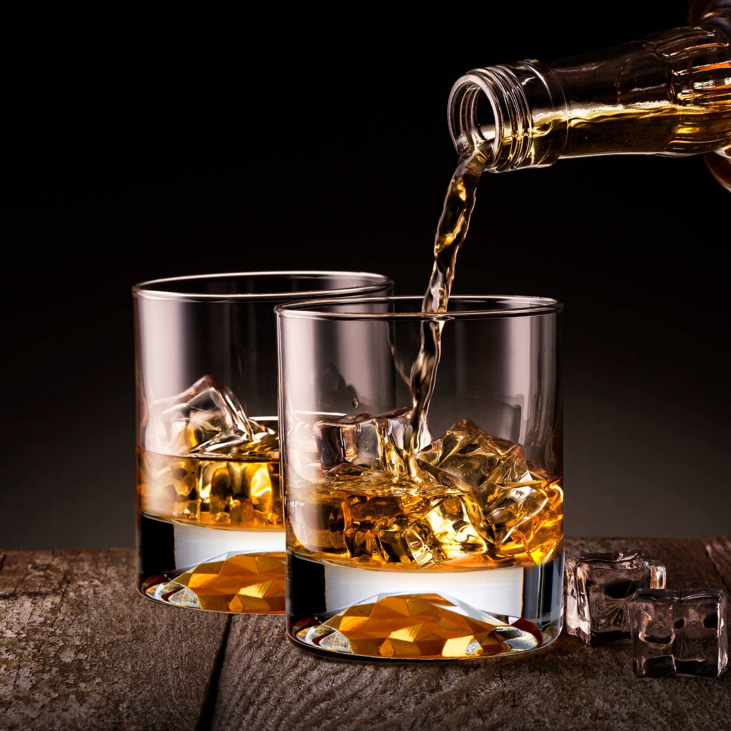 Bezrat -Whiskey Decanter & 4 Whiskey Glasses Set Airtight Stopper
